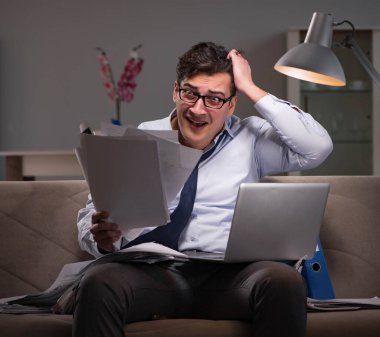 İşadamı işkolik evde geç saatlere kadar çalışıyor