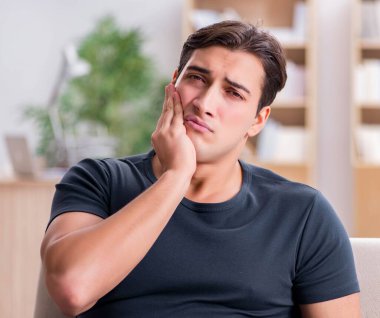 Acı çeken genç yakışıklı adam.