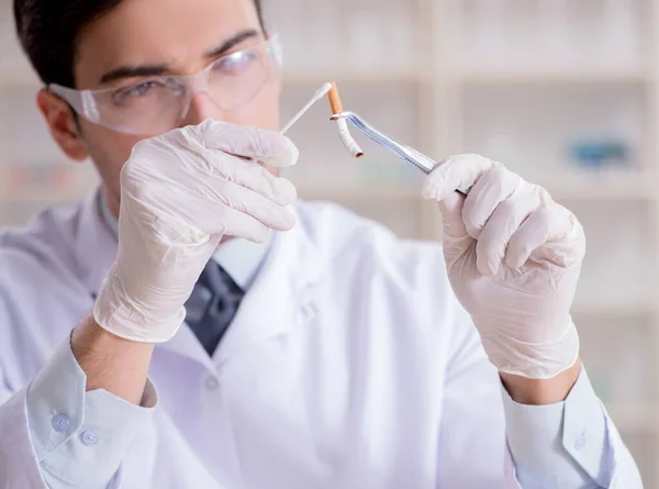 Especialista criminologista trabalhando no laboratório para provas — Fotografia de Stock