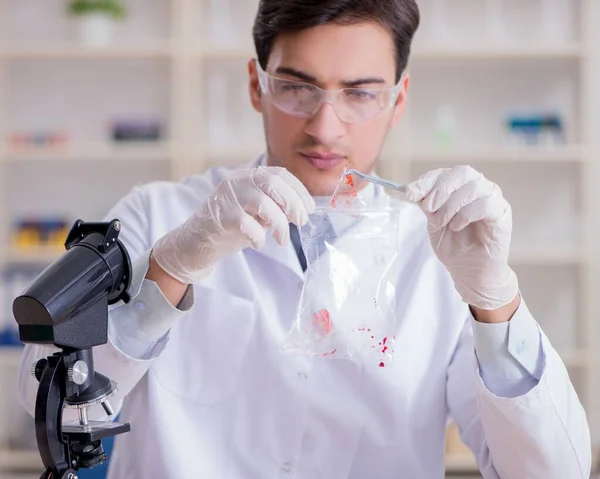 Criminólogo experto trabajando en el laboratorio para obtener evidencia —  Fotos de Stock