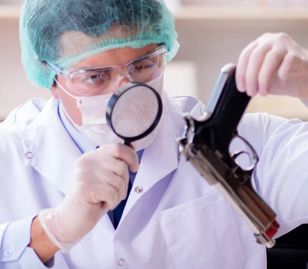 Investigador forense trabajando en laboratorio en evidencia de crimen —  Fotos de Stock