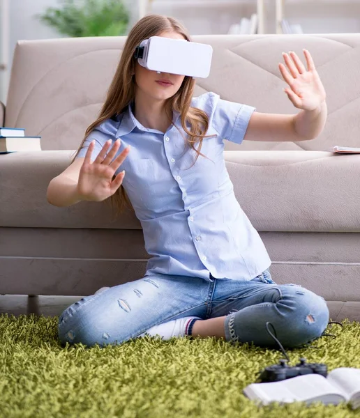 Chica joven jugando juegos de realidad virtual — Foto de Stock