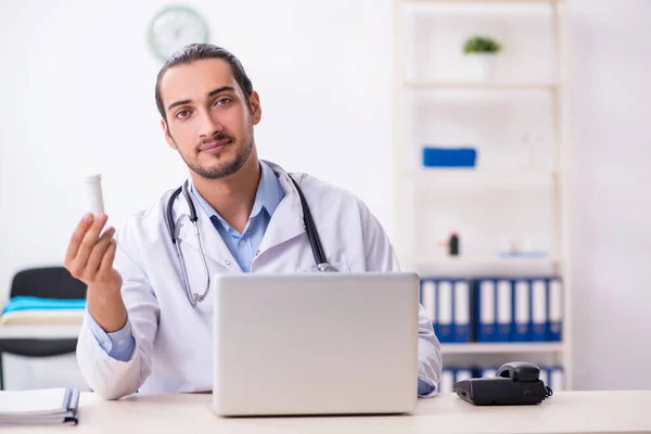 Jovem bonito médico do sexo masculino que trabalha na clínica — Fotografia de Stock