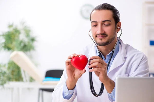 Klinikte çalışan yakışıklı genç erkek doktor. — Stok fotoğraf