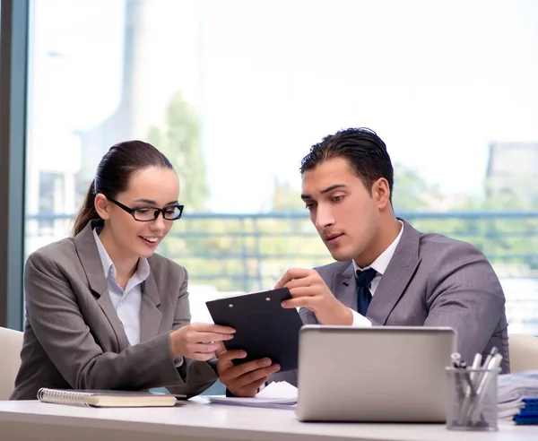 Geschäftsleute diskutieren im Büro — Stockfoto