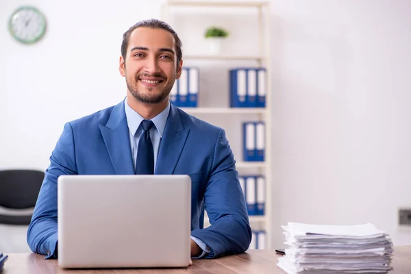 Jeune homme d'affaires travaillant dans le bureau — Photo