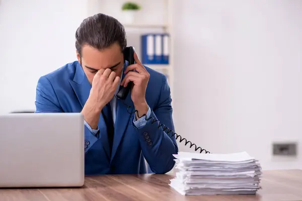 Giovane uomo d'affari che lavora in ufficio — Foto Stock