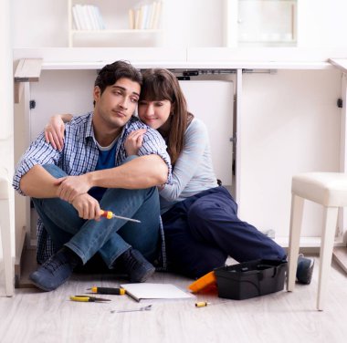 Erkek ve kadın evde mobilya montajı yapıyor.