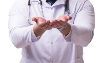 Genç erkek doktor beyaz arka planda izole edilmiş.