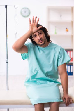 Kan nakli konseptinde genç bir erkek hasta.