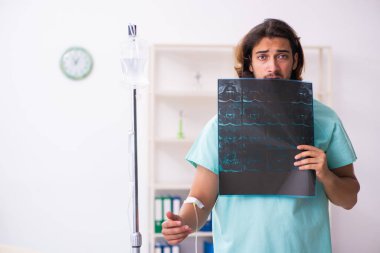 Kan nakli konseptinde genç bir erkek hasta.