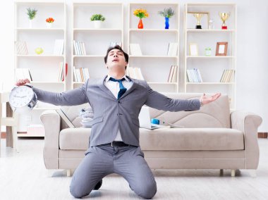 İş adamı teslim tarihine yetiştiği için mutlu