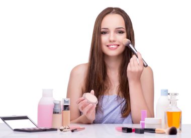 Beyaz tenli, güzel makyajlı genç bir kadın.