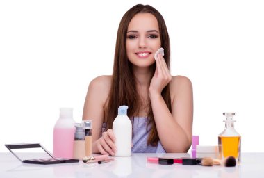 Beyazlar içinde makyaj yapan kadın.