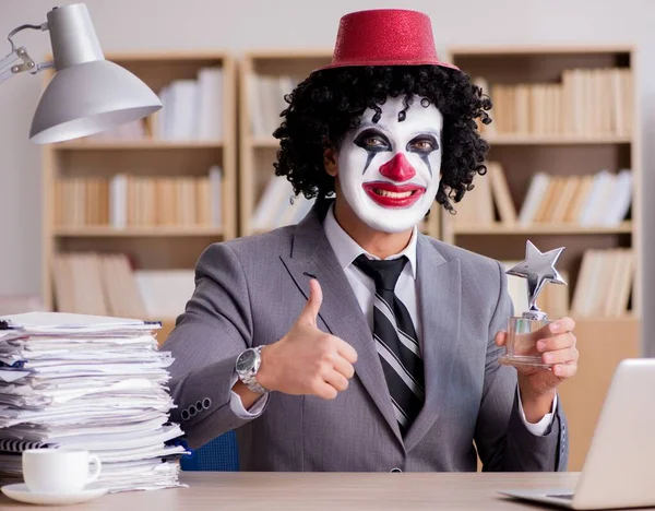 Homme d'affaires clown travaillant dans le bureau — Photo