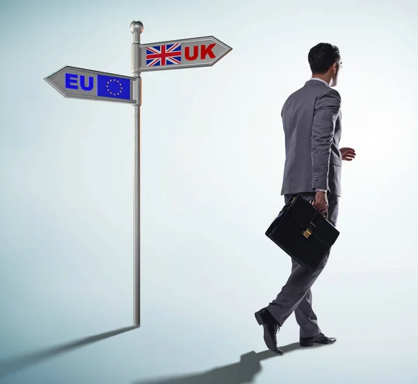 Un homme d'affaires dans le concept du Brexit - le Royaume-Uni quitte l'UE — Photo