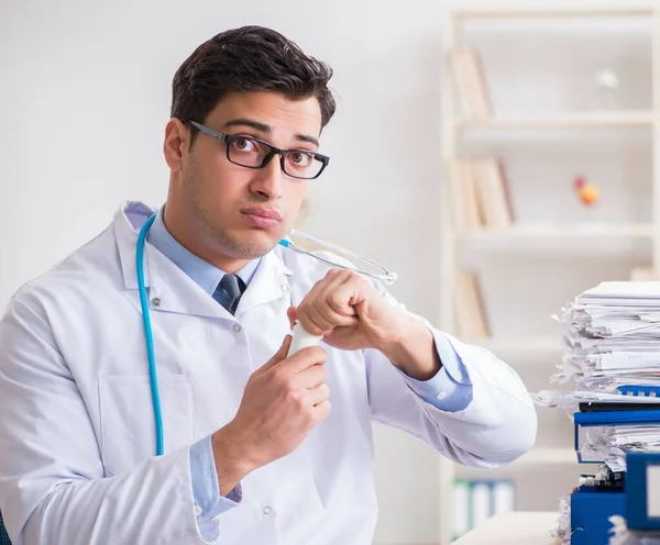 Drukke dokter met te veel werk in het ziekenhuis — Stockfoto