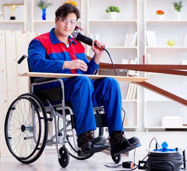 Falegname disabile che lavora con utensili in officina — Foto Stock