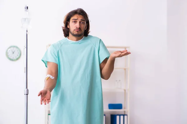 Paciente jovem do sexo masculino no conceito de transfusão de sangue — Fotografia de Stock
