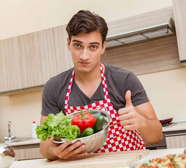 Homem cozinheiro masculino preparar comida na cozinha — Fotografia de Stock