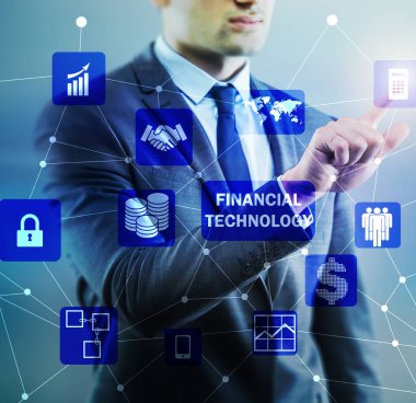 Fintech konseptinde düğmelere basan iş adamı