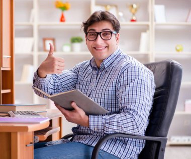 Bilgisayar masasında genç bir öğrenci