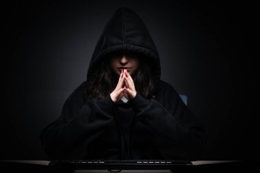 Ofiste güvenlik duvarını hackleyen kadın hacker.