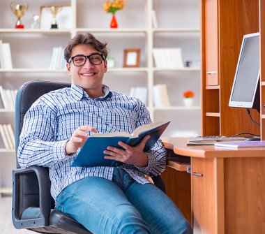 Bilgisayar masasında genç bir öğrenci