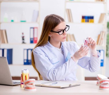 Diş hekimliği öğrencisi sınıfta pratik yapıyor.