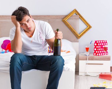 Yoğun bir Noel 'den sonra evde parti var.