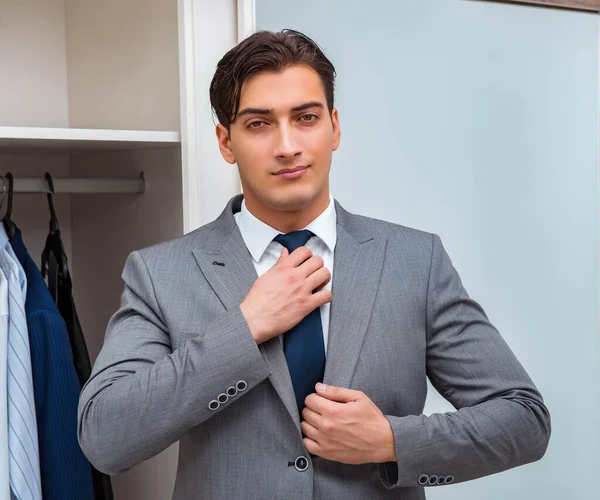 Businessman dressing up for work — Stock Photo, Image