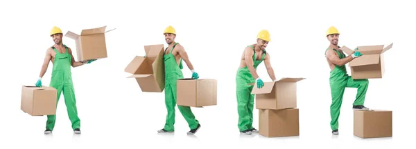 Человек в зеленом комбинезоне с коробками — стоковое фото