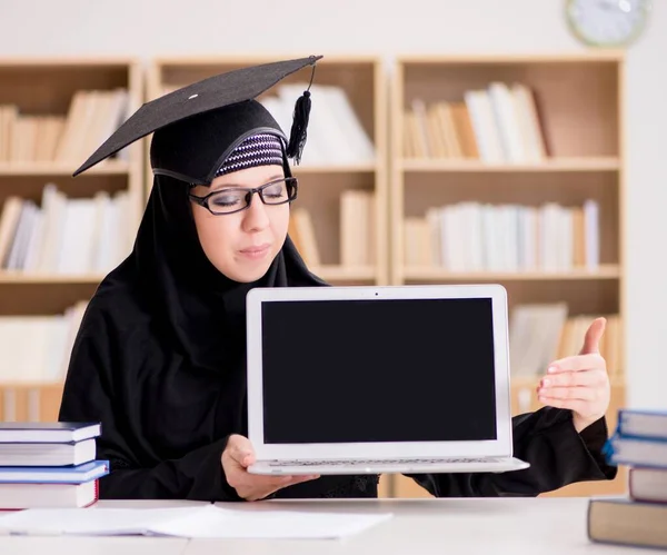 Chica musulmana en hiyab estudiando preparación para los exámenes —  Fotos de Stock