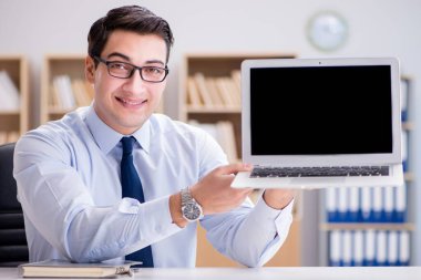 Dizüstü ekran gösteren işadamı