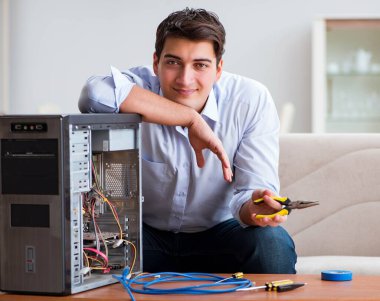 BT teknisyeni bozuk bilgisayar bilgisayarını tamir ediyor