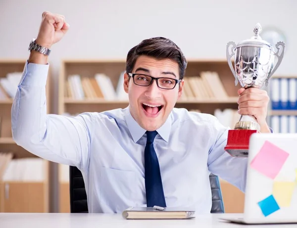 Homme d'affaires travaillant dans le bureau — Photo