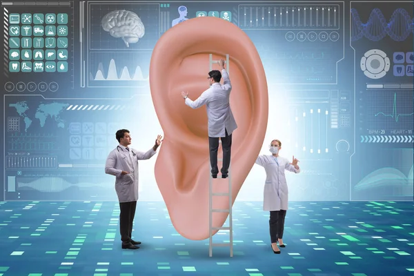 Médico examinando oído gigante en concepto médico — Foto de Stock