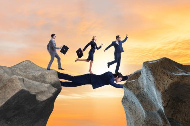 İşadamı destek konseptinde köprü görevi görüyor