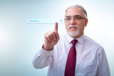 İş adamı tuşuna basılı arama kavramı
