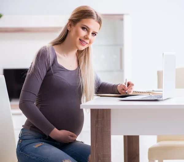 Zwangere vrouw thuis klaar voor de bevalling — Stockfoto