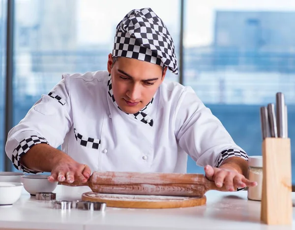 Giovane uomo che cucina biscotti in cucina — Foto Stock
