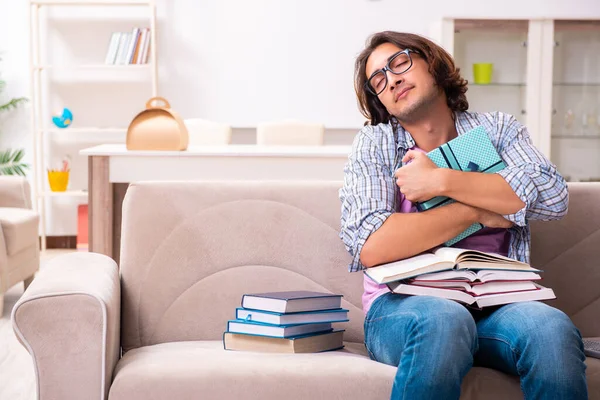 Joven estudiante masculino preparándose para los exámenes durante la Navidad — Foto de Stock