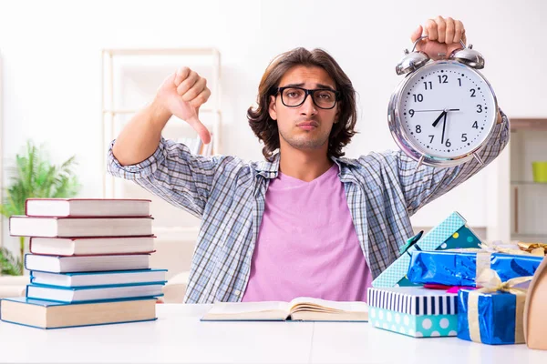 Joven estudiante masculino preparándose para los exámenes durante la Navidad —  Fotos de Stock