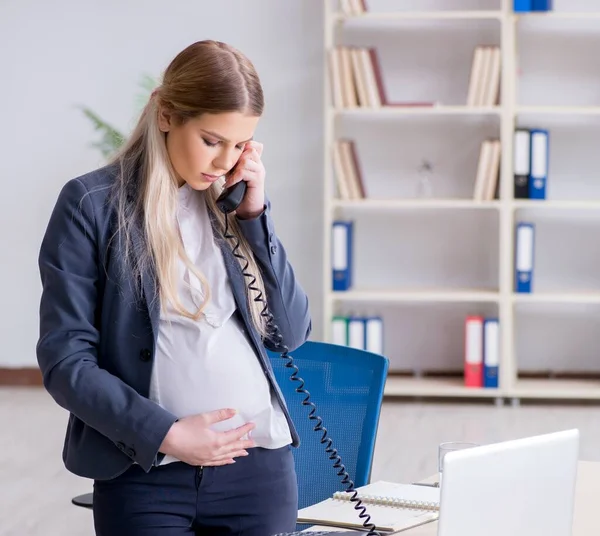 Pregnant woman employee in the office — Stock Photo, Image