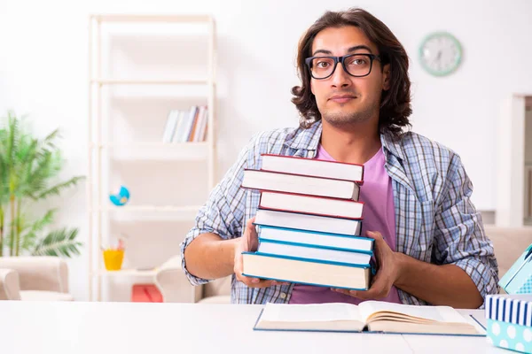 Joven estudiante masculino preparándose para los exámenes durante la Navidad — Foto de Stock