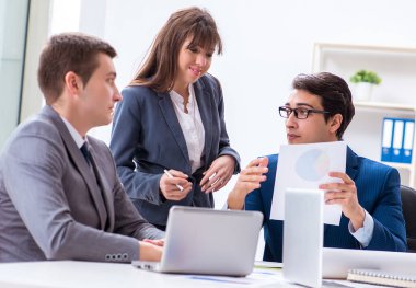 Ofisteki çalışanlarla iş görüşmesi.