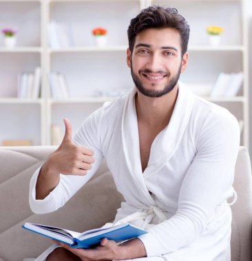 Öğrenci işadamı genç adam bir kitap okuyor.