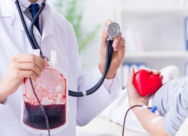 Hastanenin kliniğinde kan nakli olan hasta.