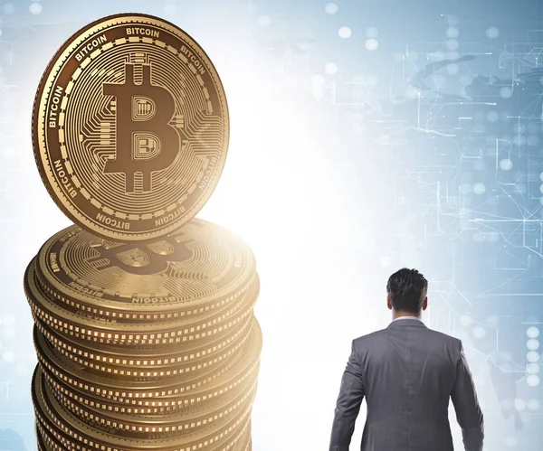 Podnikatel, chůzi směrem k bitcoiny v kryptoměn blockchai — Stock fotografie