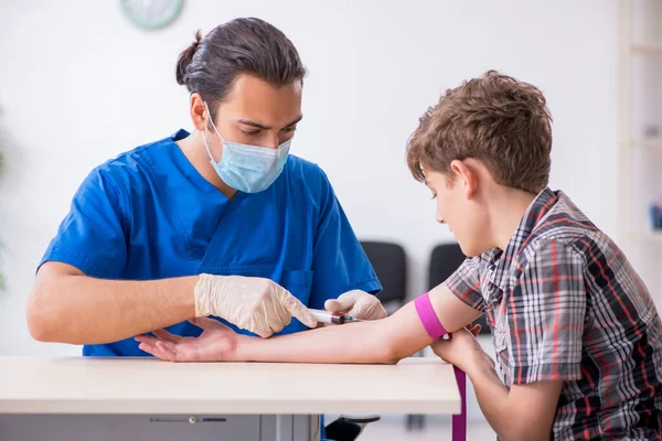 Kleiner Junge besucht Arzt im Krankenhaus — Stockfoto